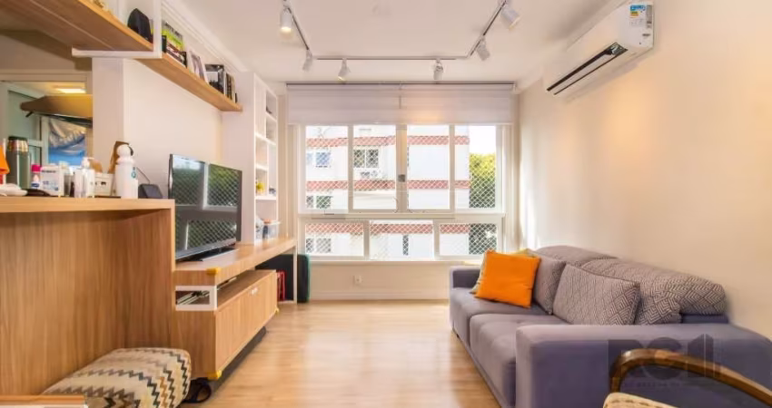 Apartamento impecável, totalmente reformado, com 3 dormitórios, incluindo uma espaçosa suíte,  vaga coberta e escriturada, além de um banheiro social moderno. A cozinha americana, com móveis sob medid