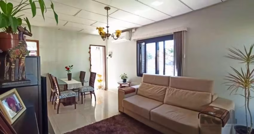 Casa no Bairro Lomba do Pinheiro, com Pátio e Vista Panorâmica - Oportunidade Única!&lt;BR&gt;&lt;BR&gt;Vende-se casa de luxo com 3 dormitórios, living amplo, reformada e atualizada, localizada em uma