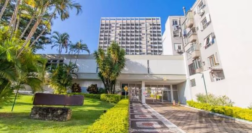 Apartamento com 120m², 3 dormitórios (com armários), sendo 1 suíte com closet. Cozinha mobiliada, com armários, fogão, geladeira, máquina de lavar louça e balcão americano, área de serviço com máquina