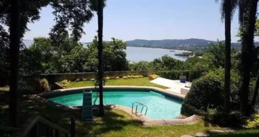 Linda vista para o bairro Ipanema e rio Guaíba, com 982m², muito verde e jardins, uma piscina com vista para o rio, quiosque com churrasqueira, área com horta, atelier, e um lindo espaço com pergolado