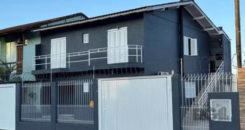 À venda no bairro Alto Petrópolis;&lt;BR&gt;&lt;BR&gt;Propriedade toda reformada (09/24) pintura nova, localizada em avenida asfaltada, bairro alto sem riscos de enchentes, com grades altas na frente 
