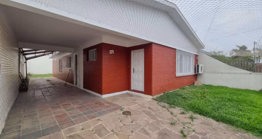 Casa térrea no bairro Guarujá.&lt;BR&gt;110m² privativos em um terreno de 330m².&lt;BR&gt;Possui living amplo com lareira e lavabo integrado com a cozinha, possui ilha em granito absoluto na cozinha.&