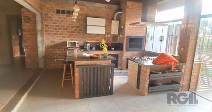 Belíssimo  sítio com casa de 387,00m². Amplo living com lareira, cozinha integrada com churrasqueira, bancadas em granito, sala de jantar, com 3 dormitórios, sendo uma suíte com closet. Ótima construç