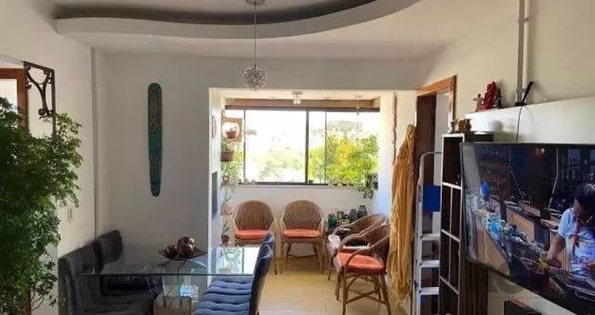 Apartamento com 2 dormitórios, sendo uma suíte, 1 vaga garagem. Cidade Baixa, Porto Alegre/RS. Apartamento com área útil de 67 m2. Bem arejado e com luz natural. Sol de manhã e a tarde. Último andar d