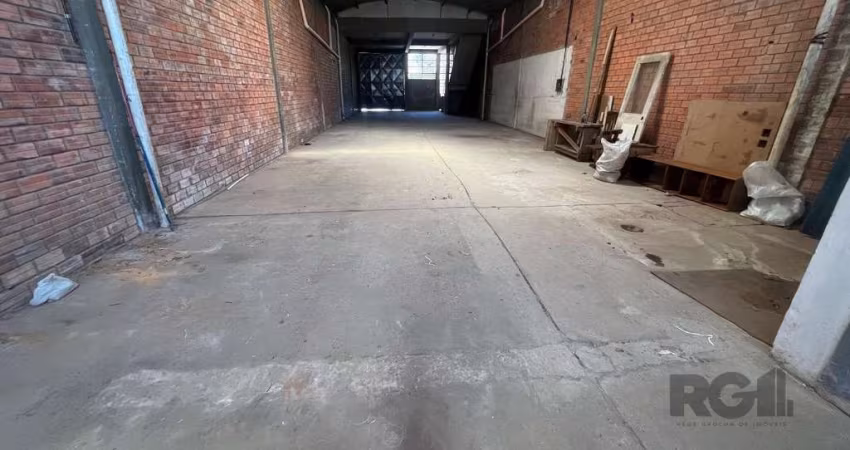 KOTEL IMOBILIÁRIA aluga excelente pavilhão no bairro São João, em Porto Alegre!&lt;BR&gt;&lt;BR&gt;Terreno amplo medindo 7,70m x 39,60m, com 300m² de área para depósito e 110m² de espaço para escritór