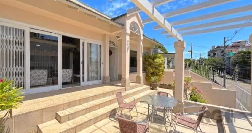 MAGNÍFICA CASA TOTALMENTE REFORMADA - CONFORTO, SOFISTICAÇÃO E LOCALIZAÇÃO PRIVILEGIADA&lt;BR&gt;Se você busca um lar que combine espaço, sofisticação e uma localização estratégica, esta casa é a esco