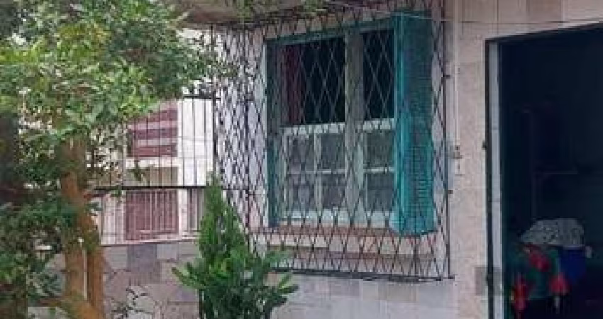 Casa com 3 dormitórios e 2 banheiros, situada em excelente localização, próxima à Avenida Nonoai e com todas as conveniências do bairro. &lt;BR&gt;O imóvel apresenta grande potencial tanto para residê