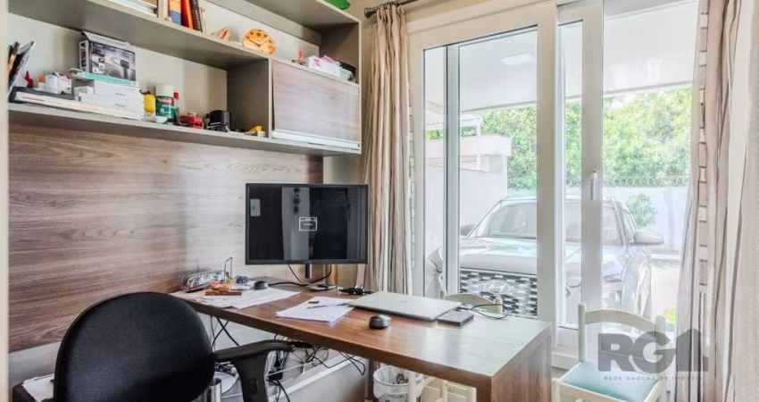 Linda Casa de Alto padrão no Condomínio Vila Amalfi com mais de 200 M² privativos. 3 andares semi mobiliada com escritório, 2 amplas suítes, ambas com sacada, com possibilidade de um terceiros dormitó