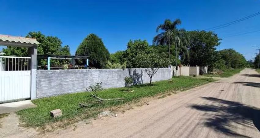 A casa está localizada no bairro Lajeado, em um terreno espaçoso de 20x50 metros, proporcionando muito espaço para conforto e lazer. Ao entrar na residência, encontra-se uma ampla sala de estar, que s