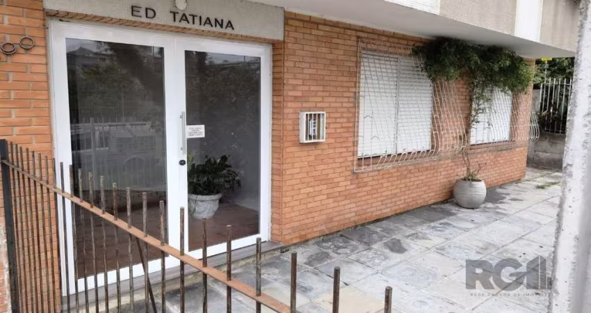 EDIFICIO PEQUENO COM 2 PAVIMENTOS , APARTAMENTO COM 2 DORMITORIOS COMPLETO , COZINHA SOB MEDIDA EM MDF, DORMITORIO DO CASAL COM ROUPEIRO EMBUTIDO COM CAMA BOX EM MDF , BANHEIRO COM BOX BLINDEX , SALA 