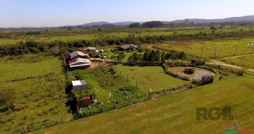 Sítio para Compra no Condomínio Campos do Lami em Porto Alegre | Imóvel de 2 hectares em condomínio fechado. Constituído de casa pré fabricada com 2 dormitórios, sala, cozinha, banheiro, garagem, galp