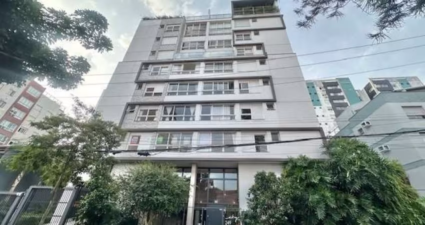 Excelente apartamento para comprar completamente mobiliado, living 2 ambientes, cozinha americana com churrasqueira, lavanderia, 2 suítes, lavabo e 2 vagas de garagem, em excelente localização, próxim