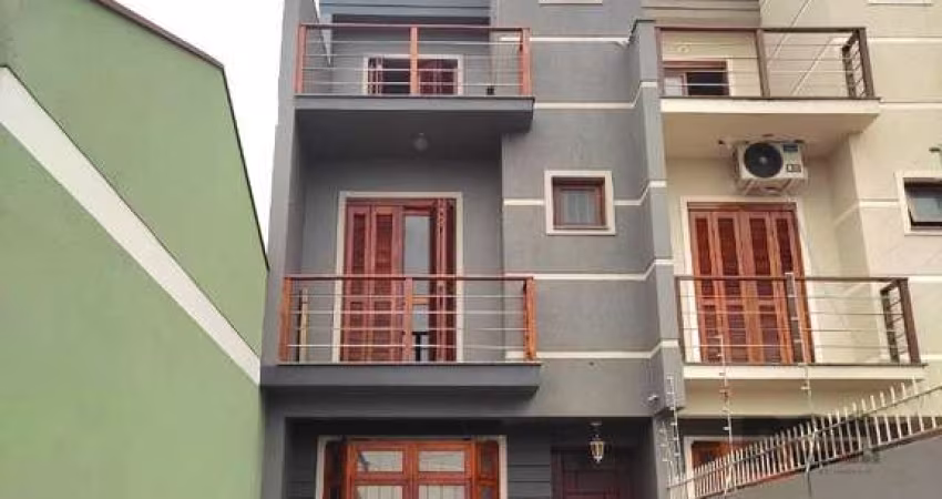 Excelente casa na Zona Norte de Porto Alegre! São 150m² de área privativa distribuídos em amplo living para dois ambientes, lavabo, 3 dormitórios sendo 2 suítes com sacada, banheiro social, cozinha am