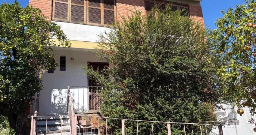 Casa residencial dois andares, 2 dormitórios com suíte, Living amplo espaçoso,2 cozinhas ampla podendo ser divida em dois ambientes, 4 banheiros.&lt;BR&gt;Parte superior cozinha, banheiro, dispensa e 