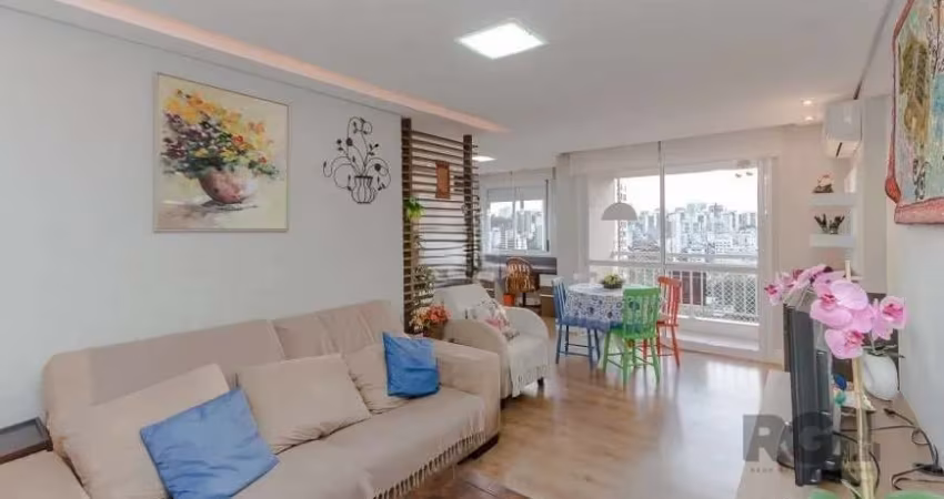 Apartamento semimobiliado de 3 dormitórios transformado em 2 dormitórios, sendo 1 suite, living 2 ambientes, sacada com churrasqueira, banheiro social, cozinha integrada ao living e área de serviço se