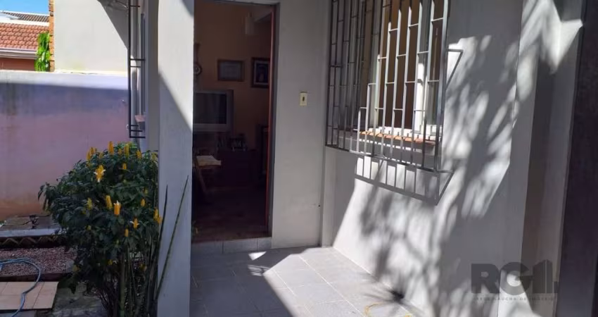A casa tem dois andares. Sendo, dois apartamentos independentes, ambos iguais: com cozinha, sala, 3 dormitórios (1 suíte,), 1 banheiro social, área de serviço. Nos fundos tem mais um apartamento indep