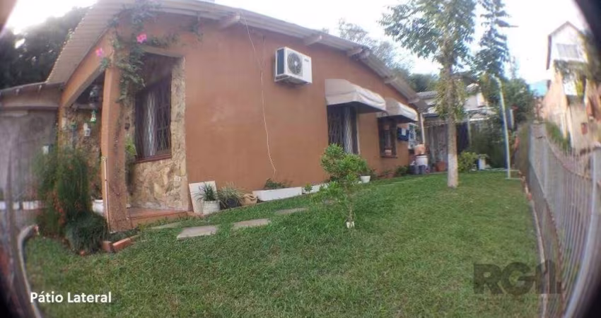 Ótima casa 3 dormitórios, sendo 1 suíte, 2 banheiros, sala para 2 ambientes, sala de lareira, cozinha ampla com churrasqueira. Garagem para 4 carros, 2 cobertas, 02 descobertas.