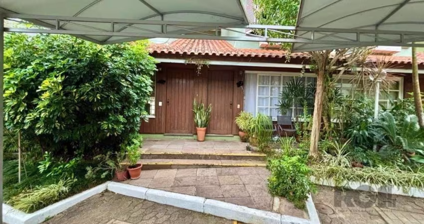 Excelente casa com 2 dormitórios, sala ampla com dois ambientes, varanda, 2 banheiros, área de serviço, quintal, área privativa 80,42 m2, 1 vaga coberta e escriturada.&lt;BR&gt;Em condomínio fechado, 