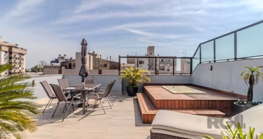 Excelente cobertura junto a SOGIPA e PASTOR DOHMS em Porto Alegre&lt;BR&gt;&lt;BR&gt;- 3 dormitórios, suíte. 180m² privativos,&lt;BR&gt;- edifício pequeno, com elevador e zelador&lt;BR&gt;- sol note, 
