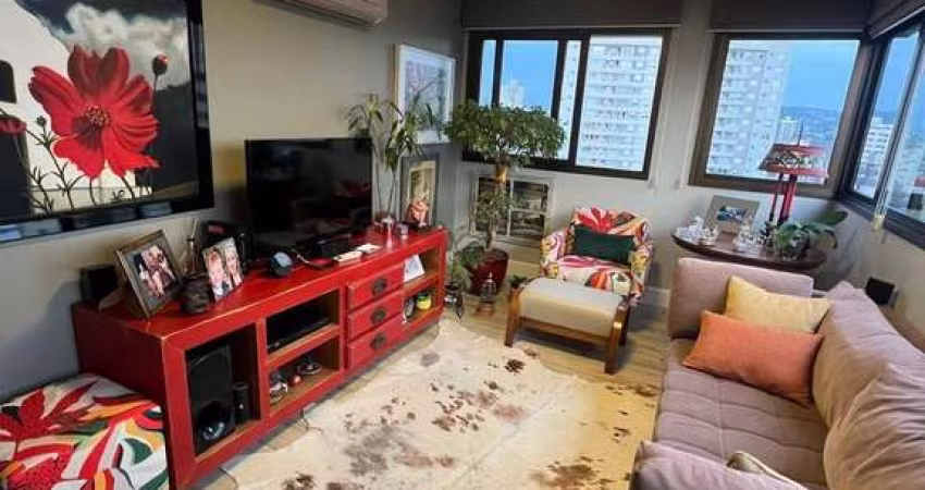 Apartamento de 1 Dormitório com suíte, lavabo, churrasqueira, vaga de garagem coberta, andar alto e vista panorâmica. Descubra este incrível apartamento semi-mobiliado, projetado por arquiteta, oferec