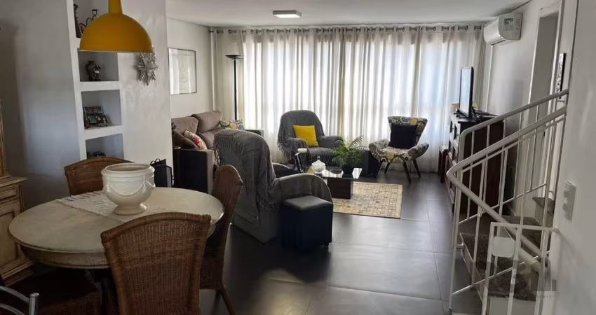 Sobrado no bairro Camaquã, zona sul de Porto Alegre, com 3 quartos, sendo 1 suíte, lavabo, living estendido,  excelente ventilação cruzada, muito bem ensolarado,  com lareira em dois ambientes estar/j