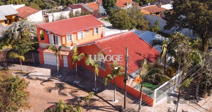 Fantásatico imóvel, composto por duas casas e uma kitnet.