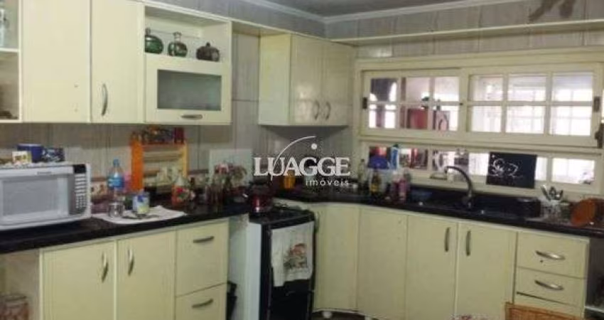 Casa para Venda - 385m², 5 dormitórios, sendo 2 suites, 3 vagas - Guarujá