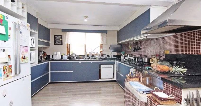 Casa para Venda - 220m², 2 dormitórios, sendo 2 suites, 3 vagas - Teresópolis