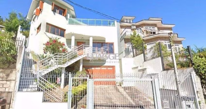 Casa para Venda - 279m², 3 dormitórios, sendo 1 suites, 4 vagas - Teresópolis
