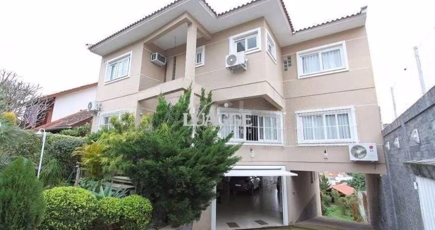 EXCELENTE CASA COM 4 DORMITÓRIOS, 6 VAGAS DE GARAGEM E VISTA PANORÂMICA.
