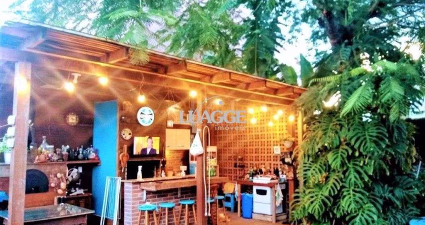 Casa com 233m², 2 dormitórios sendo 1 suíte, living com lareira, espaço gourmet com churrasqueira, pátio e 2 vagas de garagem no bairro Sarandi