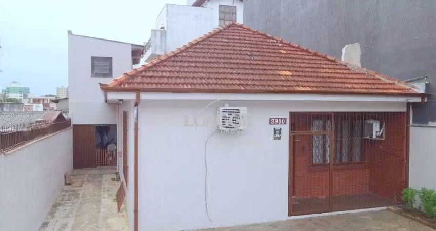Casa no bairro Higienópolis de 3 dormitórios 3 vagas DESOCUPADA