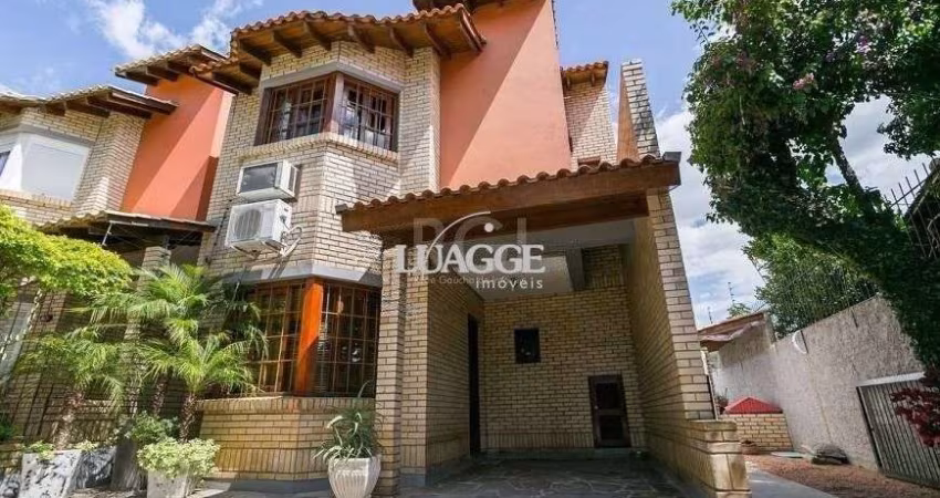 Casa de 147m² - 3 dormitórios, 1 suíte, churrasqueira, pátio com piscina e 3 vagas de garagem no Guarujá