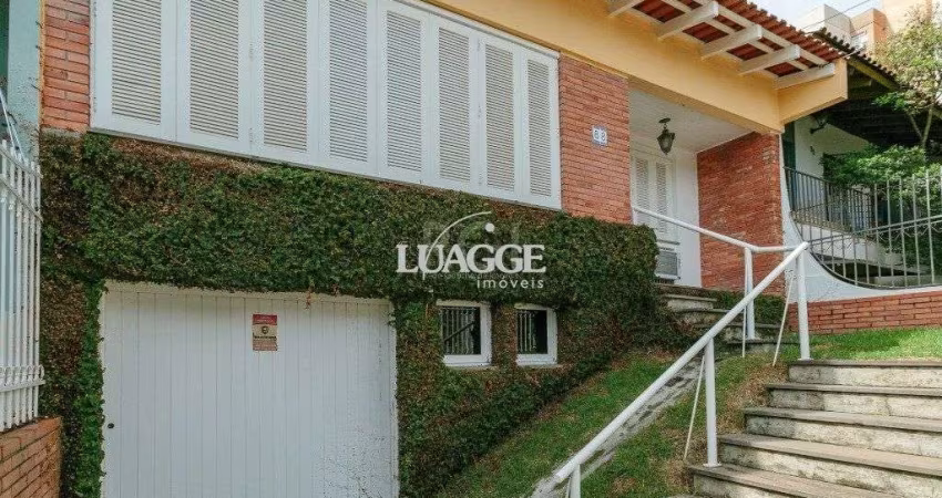 Casa 3 dormitórios com uma 1 suite, 2 banheiros, terraço, bem iluminada. Próxima ao Shopping Boubon Teresópilis