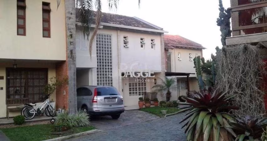 Excelente casa em condominío de 350m² com 03 dormitórios sendo 02 suítes.