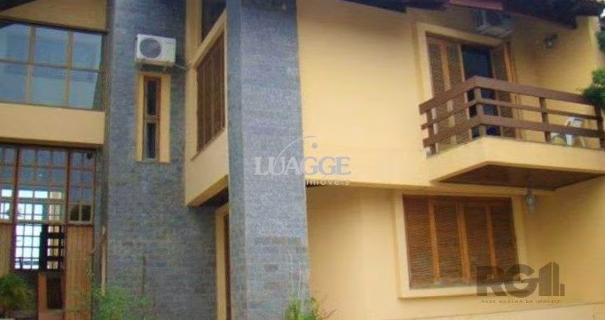 Casa de 370m² - 4 dormitórios, 2 suítes e 4 vagas de garagem no bairro Espírito Santo