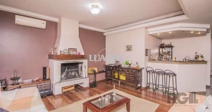 Casa de 329m² - 4 dormitórios, 1 suíte, 6 vagas no bairro Vila Jardim