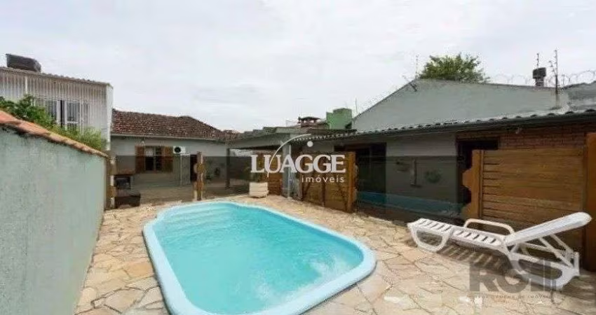 Casa 03 dormitórios com piscina próxima a Av. Prof. Oscar Pereira e todos os recursos do bairro.