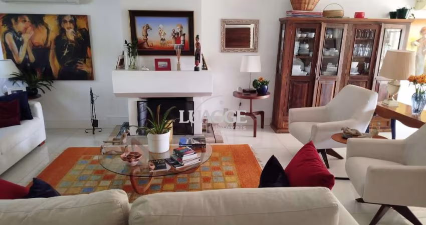 Venda casa em condomínio semi-novo com 330 metros quadrados privativos, 3 suítes, sendo 2 imensas e uma delas com lareira, lavabo, churrasqueira, terraço, piscina