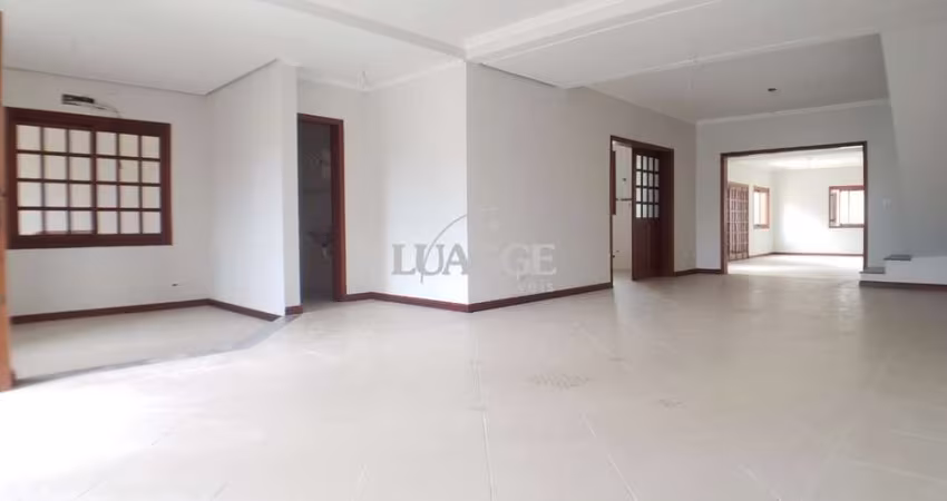 Casa para Venda - 378m², 4 dormitórios, sendo 3 suites, 7 vagas - Guarujá