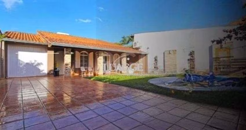 Casa para Venda - 374m², 4 dormitórios, sendo 1 suites, 3 vagas - Guarujá