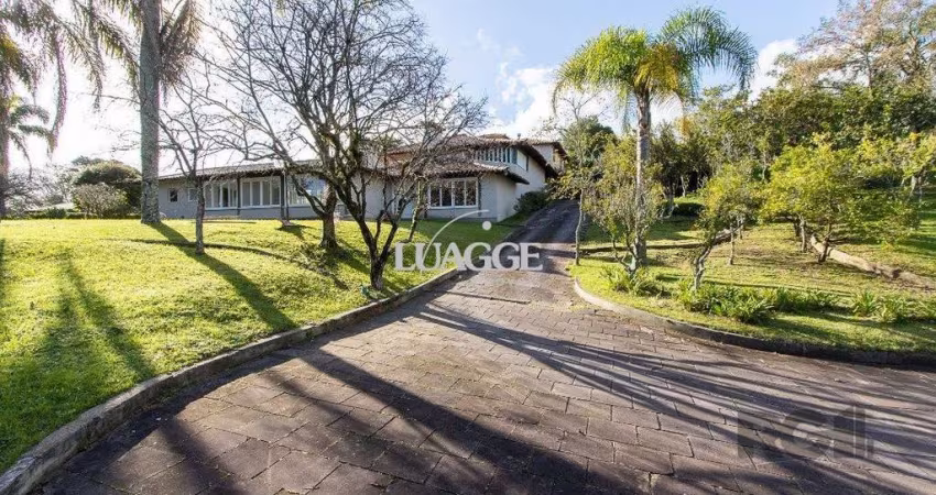 Casa Condomínio a Venda - 880m², 5 dormitórios, sendo 2 suítes, a master com lareira, 4 vagas - Cavalhada