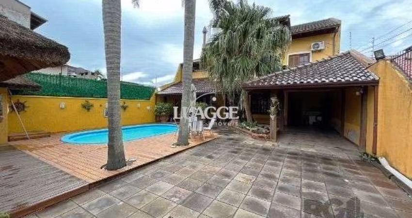 Casa em Porto Alegre, no bairro Guarujá, com 3 dormitório(s), e 3 banheiros, à venda.