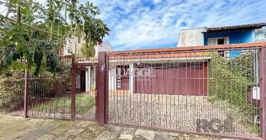 Casa em Porto Alegre, no bairro Guarujá, com 3 dormitório(s), à venda.