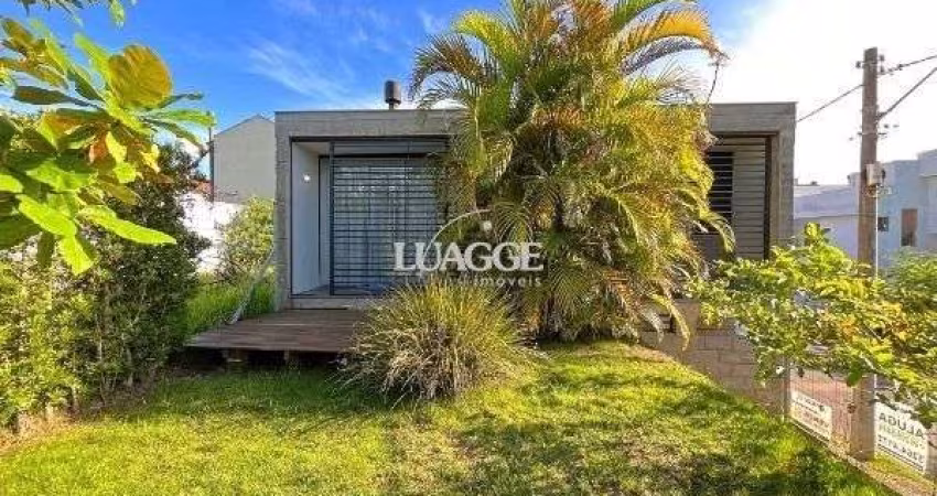 Casa em Porto Alegre, no bairro Guarujá, com 2 dormitório(s), e 2 banheiros, à venda.