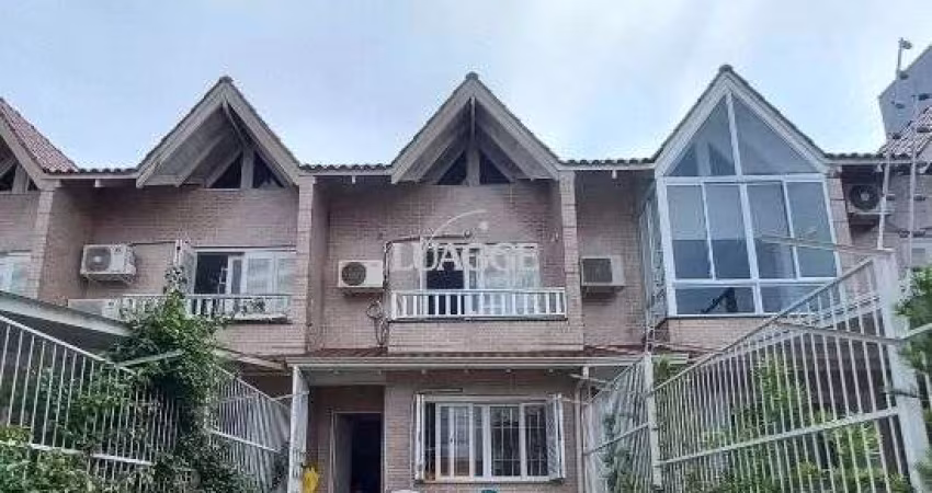 Casa em Porto Alegre, no bairro Guarujá, com 2 dormitório(s), e 2 banheiros, à venda.