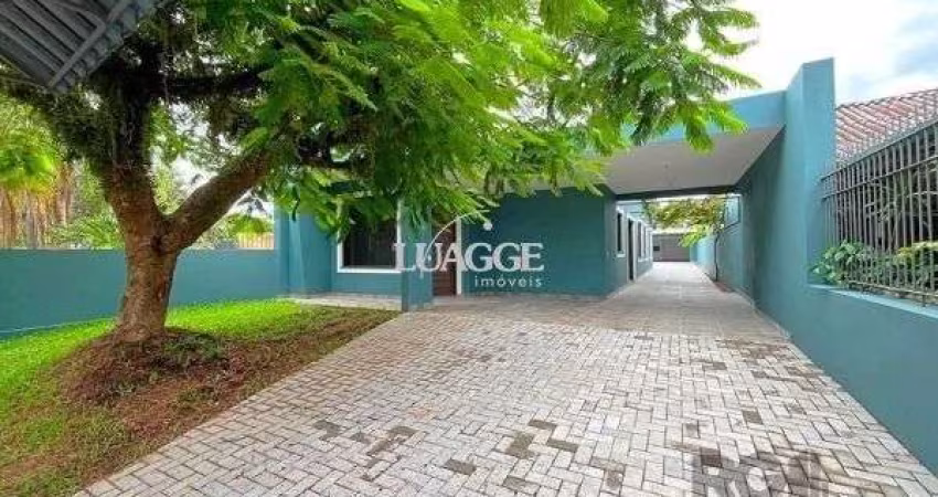 Ampla casa térrea com 3 dormitórios e 6 vagas de garagem.