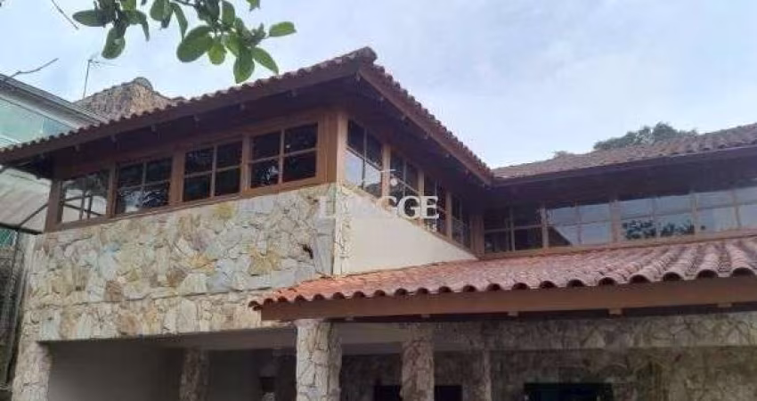 Casa em Porto Alegre, no bairro Vila Nova, com 4 dormitório(s), e 4 banheiros, à venda.