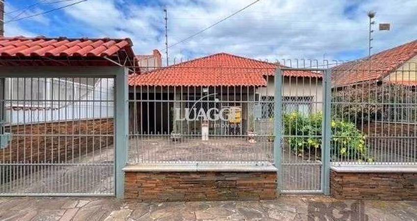 Casa em Porto Alegre, no bairro Guarujá, com 5 dormitório(s), e 5 banheiros, à venda.