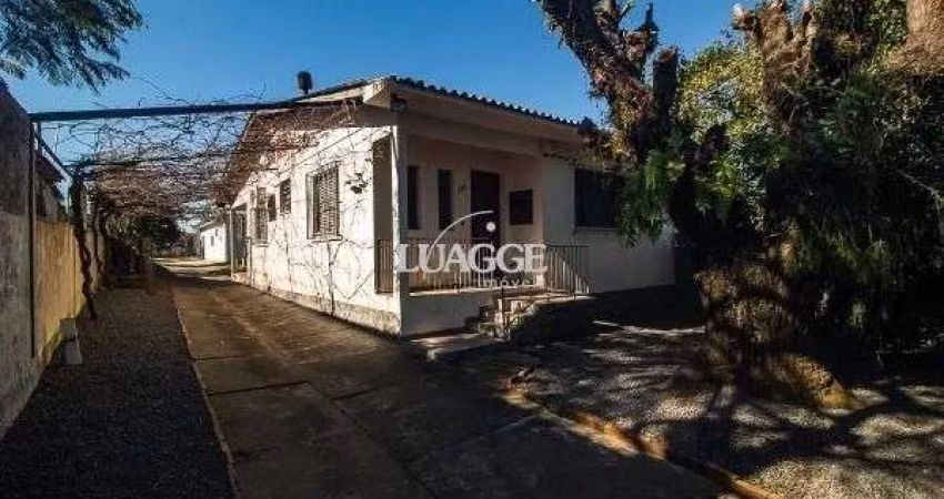 Casa em Porto Alegre, no bairro Vila Nova, com 6 dormitório(s), e 6 banheiros, à venda.